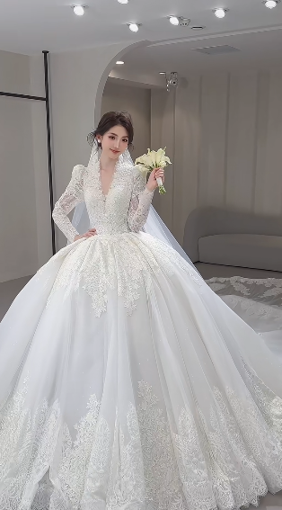 Robe de mariée longue intemporelle en tulle, col en V, dentelle, manches longues et traîne, C4068