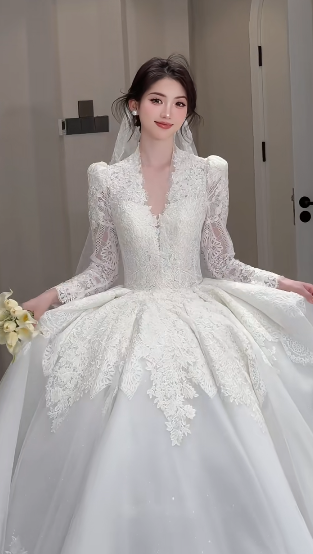 Robe de mariée longue intemporelle en tulle, col en V, dentelle, manches longues et traîne, C4068