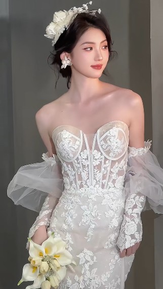 Robe de mariée sirène longue en tulle et dentelle avec décolleté en cœur et manches longues C4070