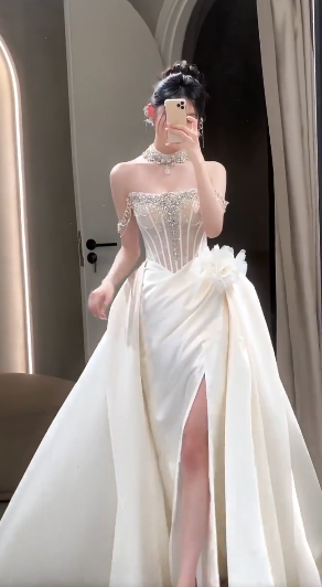 Robe de mariée longue sirène sexy en satin à épaules dénudées et fente perlée C4073