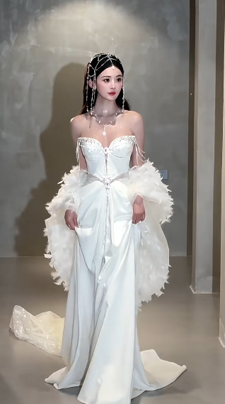 Robe de mariée longue vintage sirène en satin à épaules dénudées et perles C4076