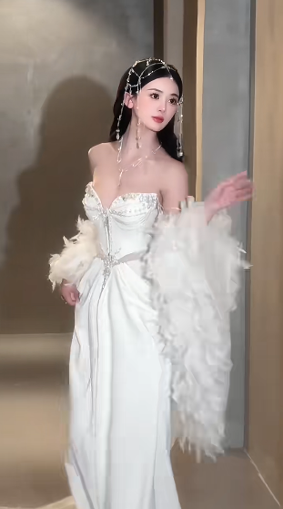 Robe de mariée longue vintage sirène en satin à épaules dénudées et perles C4076
