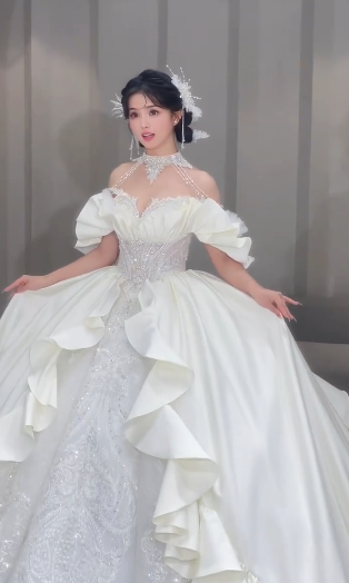 Superbe robe de mariée longue en satin et tulle à épaules dénudées, C4091