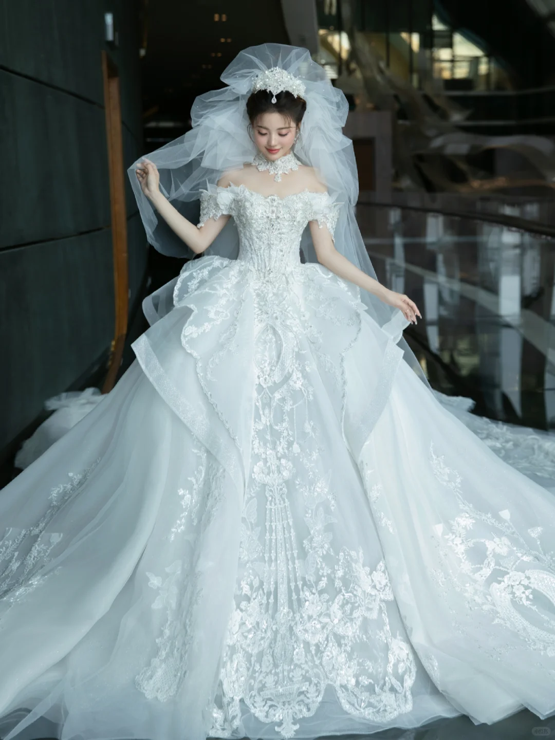Robe de mariée longue en tulle blanc et dentelle, épaules dénudées, avec voile, C4098