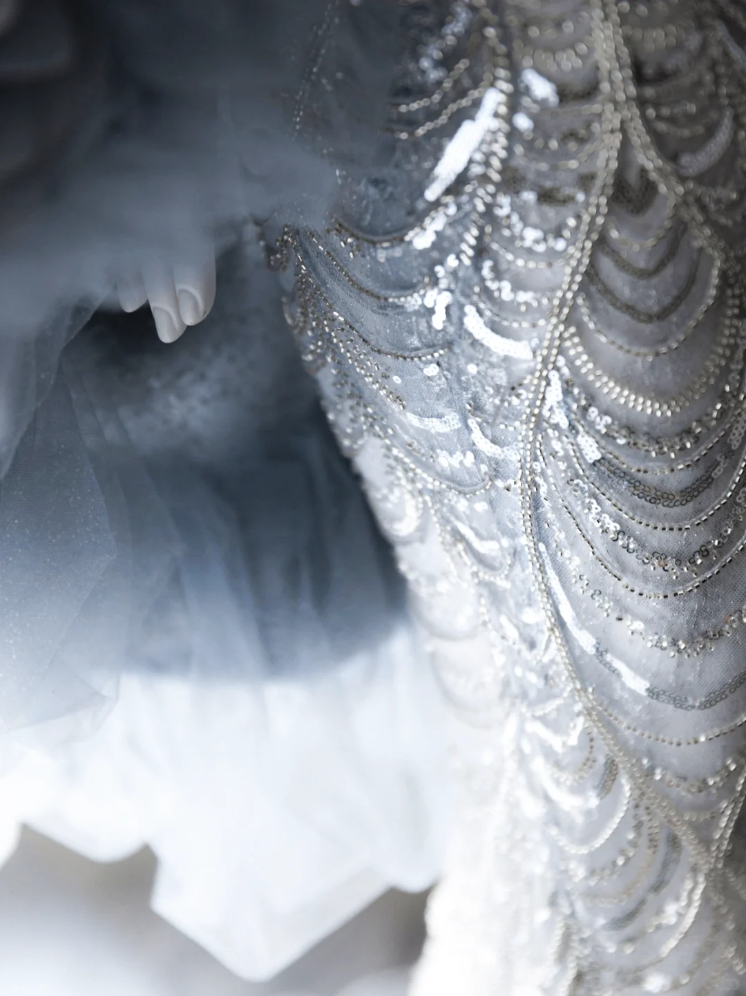 Robe de mariée longue luxueuse en tulle, col en V, sirène, perlée et cape C4106