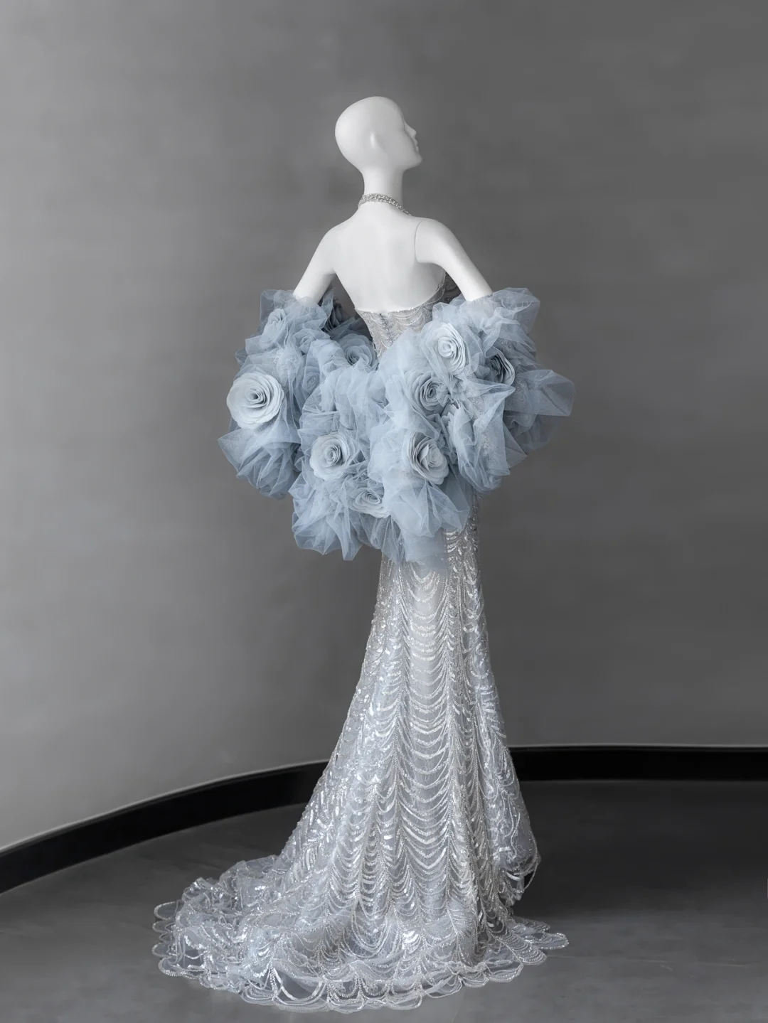 Robe de mariée longue luxueuse en tulle, col en V, sirène, perlée et cape C4106