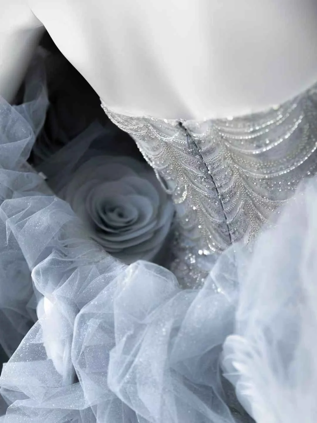 Robe de mariée longue luxueuse en tulle, col en V, sirène, perlée et cape C4106
