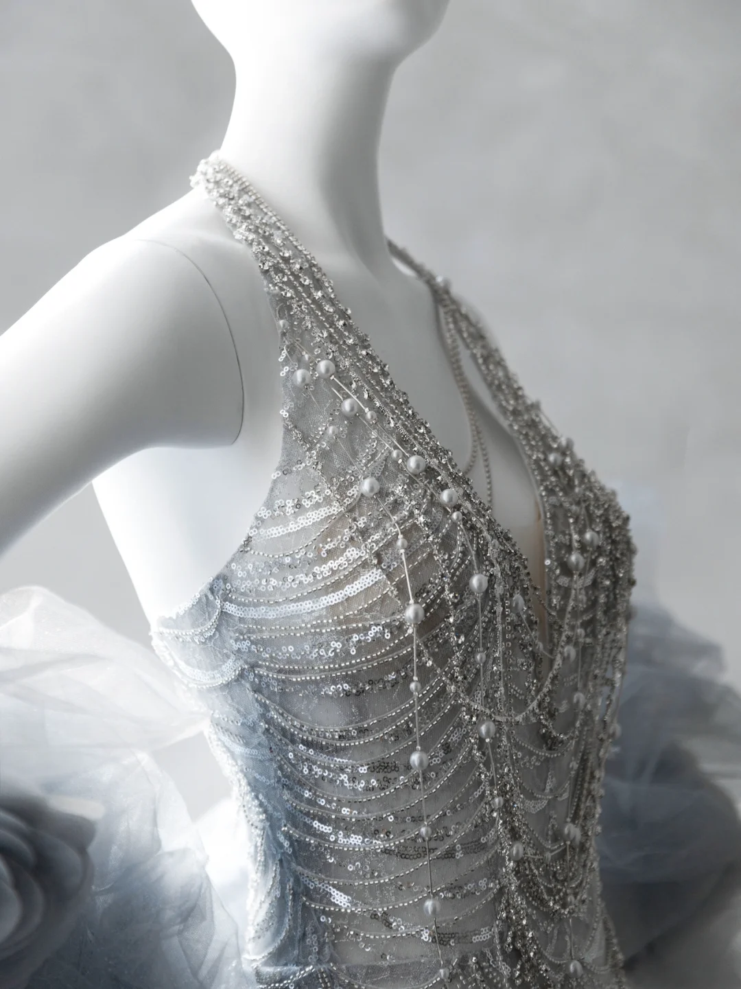 Robe de mariée longue luxueuse en tulle, col en V, sirène, perlée et cape C4106
