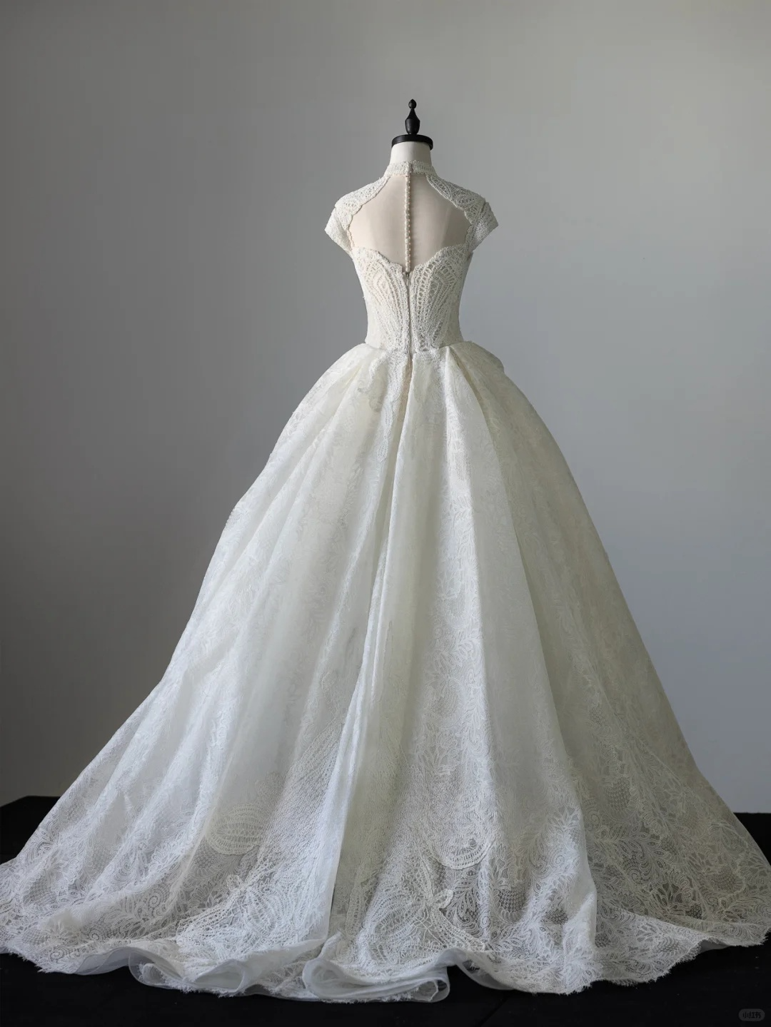 Robe de mariée longue en tulle et dentelle, coupe trapèze chic, col licou, C4108