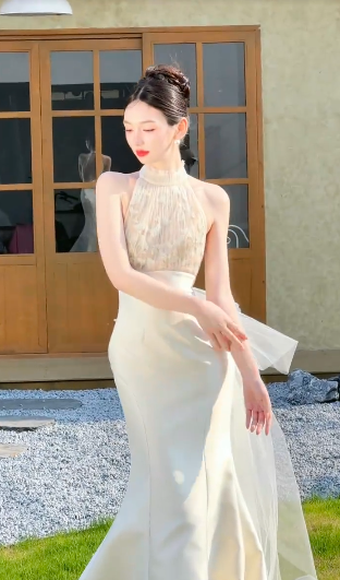 Robe de mariée longue en satin et tulle, décolleté en V profond, style sirène, C4111