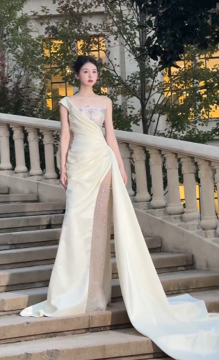 Robe de mariée sirène unique, asymétrique, en satin, tulle et perles, longue, C4120