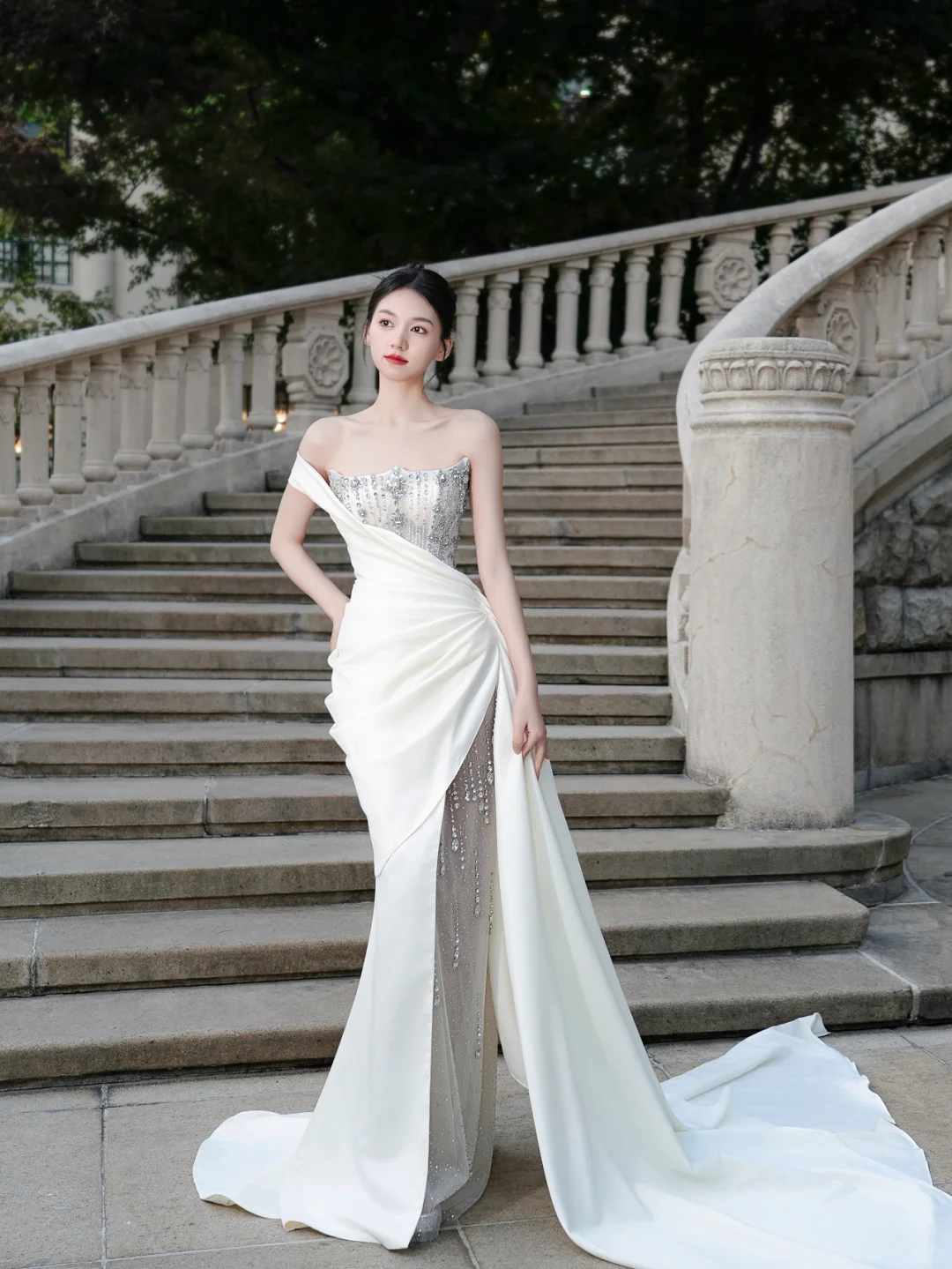 Robe de mariée sirène unique, asymétrique, en satin, tulle et perles, longue, C4120