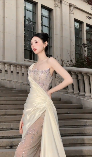 Robe de mariée sirène unique, asymétrique, en satin, tulle et perles, longue, C4120