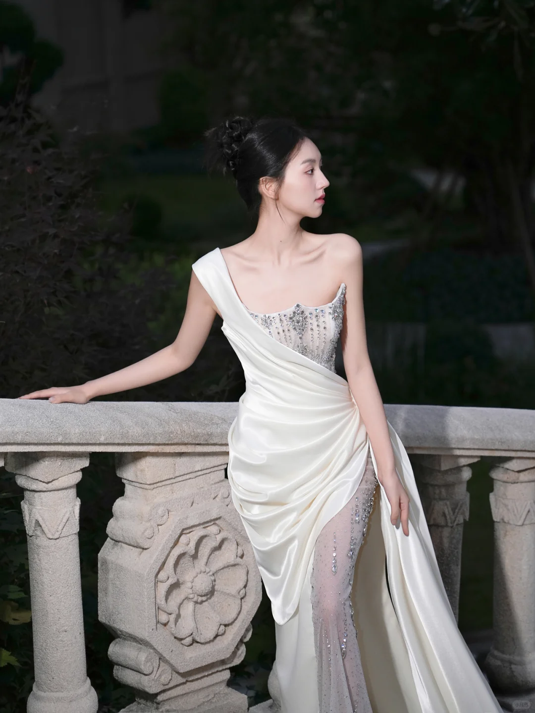 Robe de mariée sirène unique, asymétrique, en satin, tulle et perles, longue, C4120