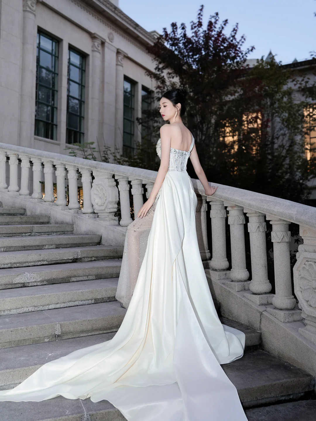 Robe de mariée sirène unique, asymétrique, en satin, tulle et perles, longue, C4120