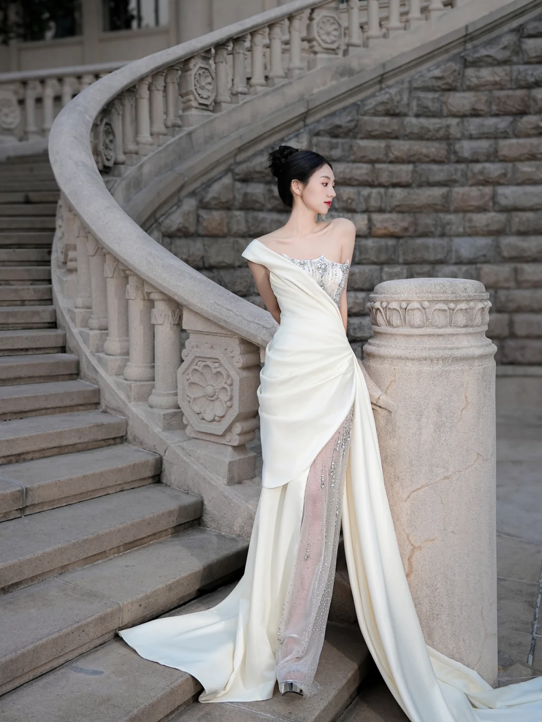 Robe de mariée sirène unique, asymétrique, en satin, tulle et perles, longue, C4120