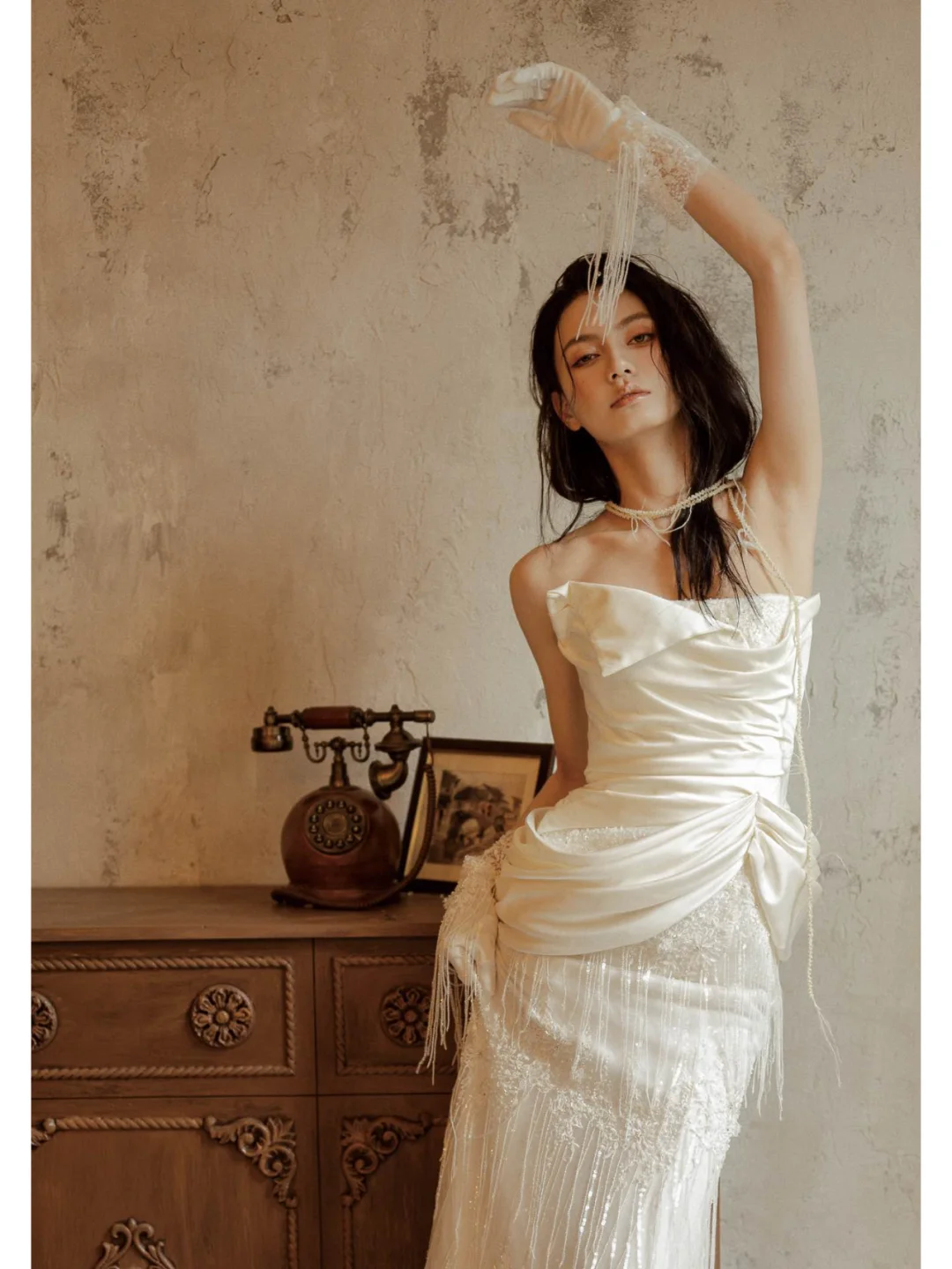 Superbe robe de mariée sirène bustier en satin, tulle, dentelle, pompons, avec gants, longue, C4128