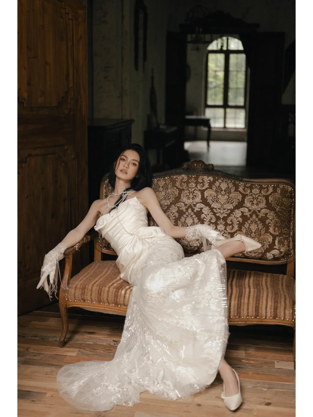 Superbe robe de mariée sirène bustier en satin, tulle, dentelle, pompons, avec gants, longue, C4128