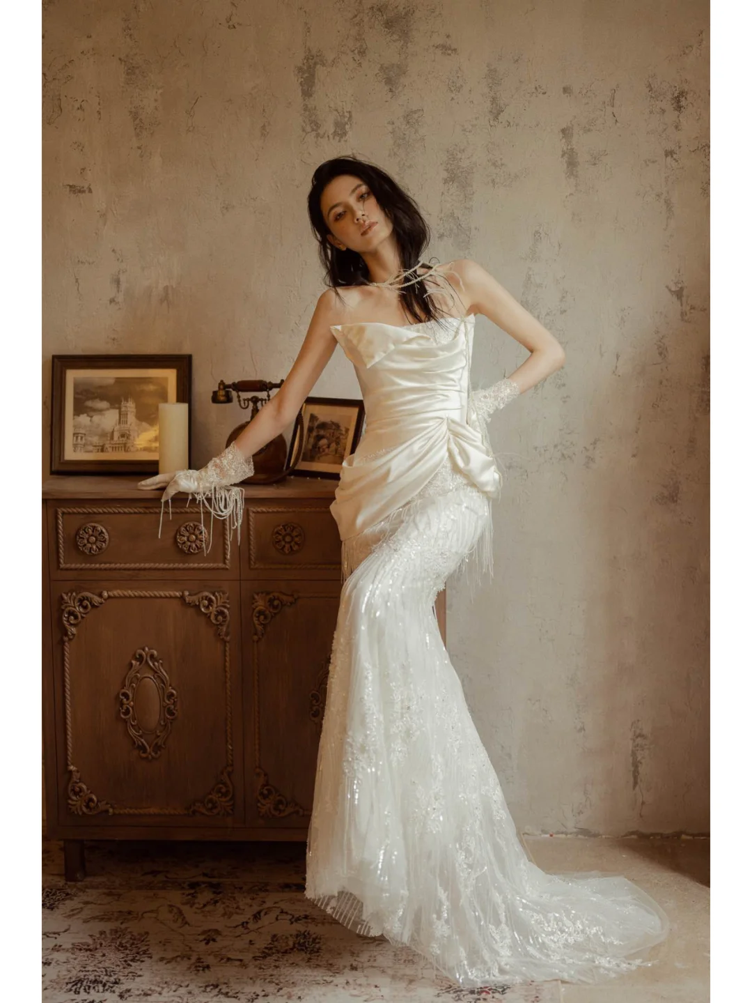 Superbe robe de mariée sirène bustier en satin, tulle, dentelle, pompons, avec gants, longue, C4128