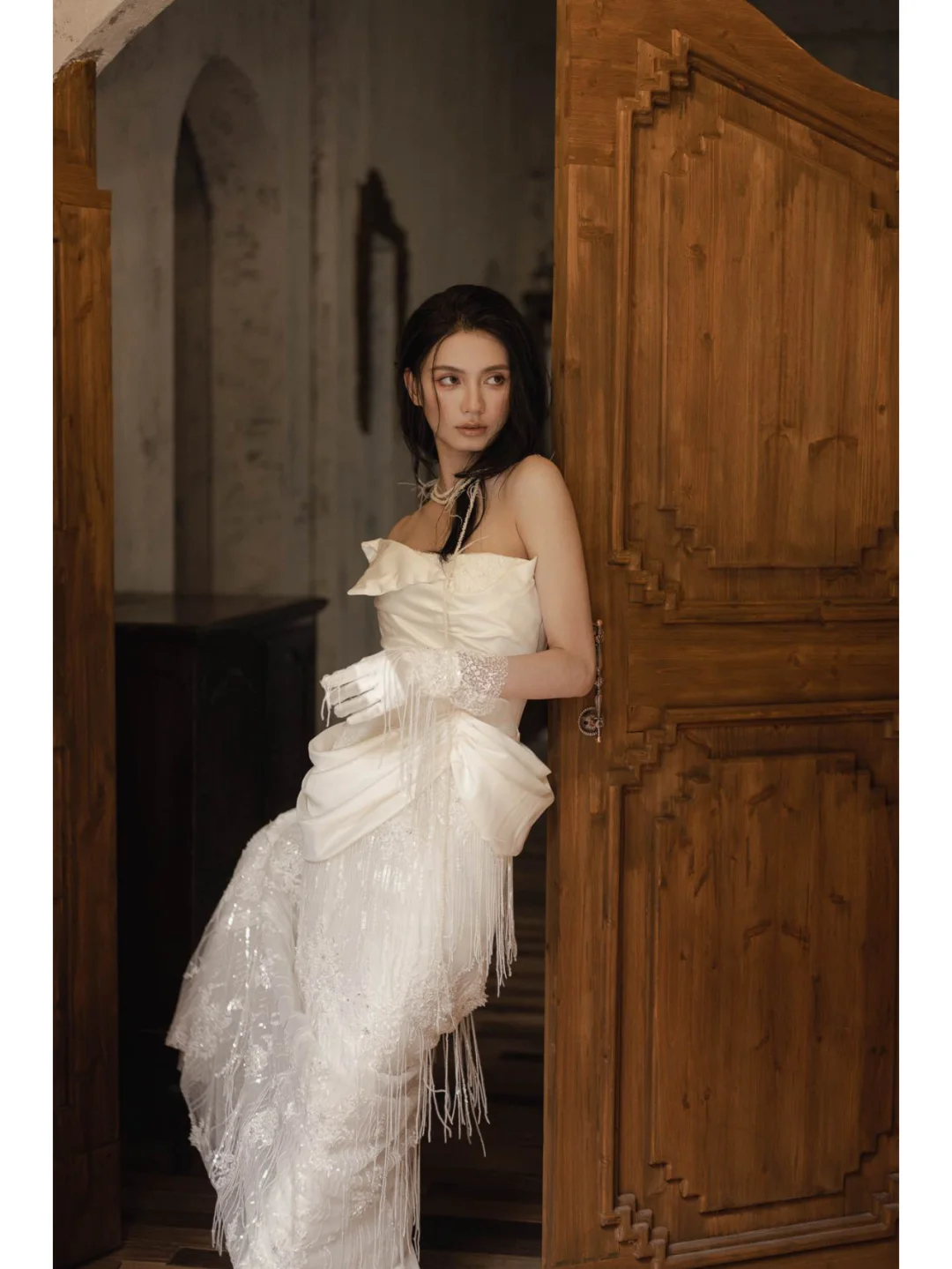 Superbe robe de mariée sirène bustier en satin, tulle, dentelle, pompons, avec gants, longue, C4128
