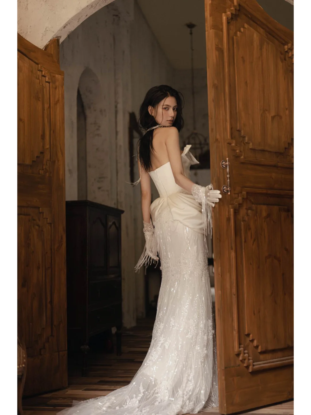 Superbe robe de mariée sirène bustier en satin, tulle, dentelle, pompons, avec gants, longue, C4128