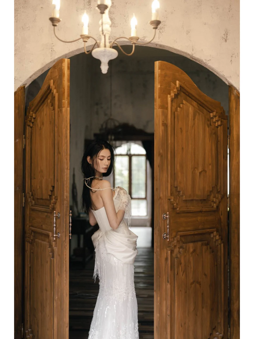 Superbe robe de mariée sirène bustier en satin, tulle, dentelle, pompons, avec gants, longue, C4128