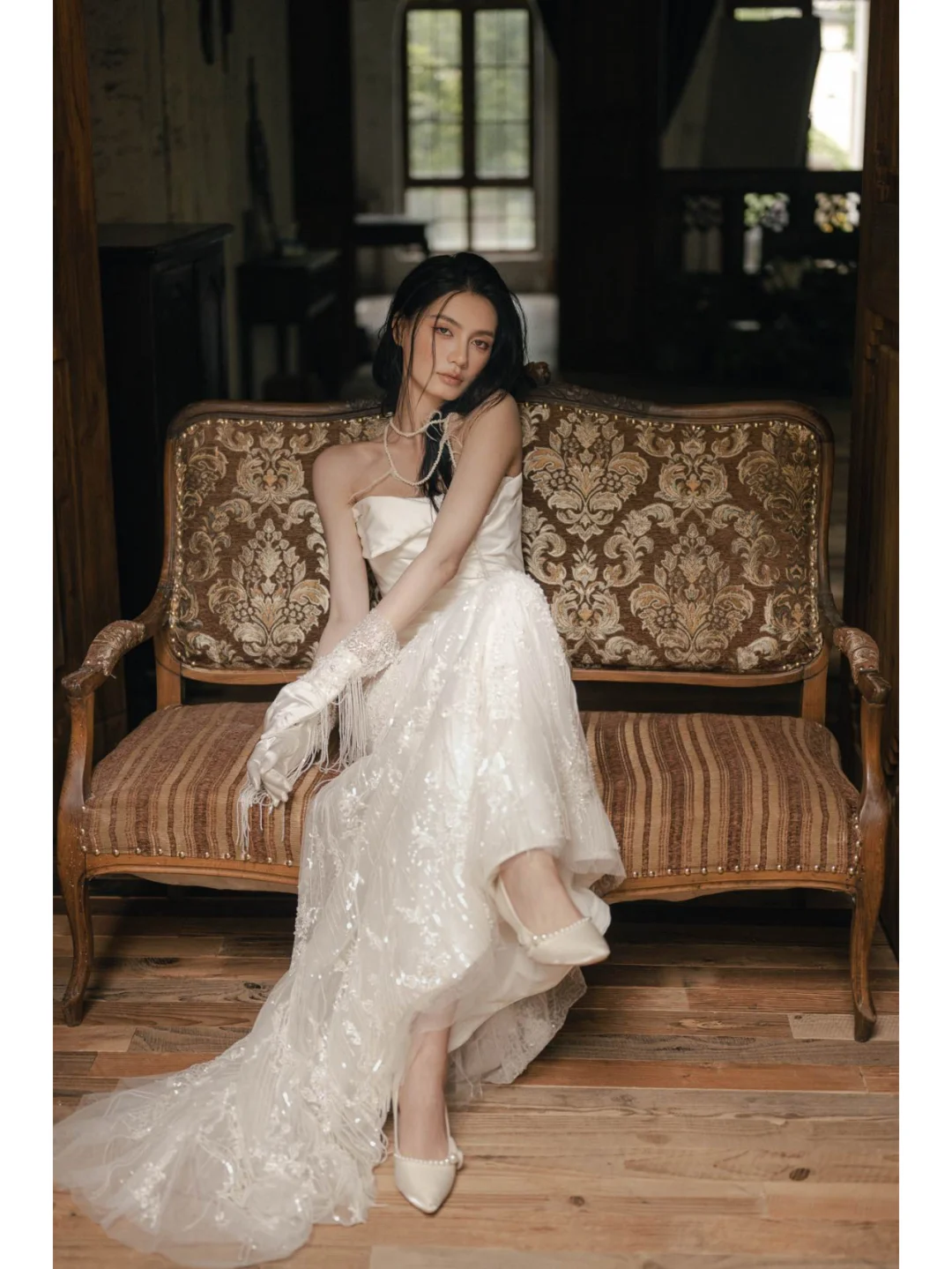 Superbe robe de mariée sirène bustier en satin, tulle, dentelle, pompons, avec gants, longue, C4128