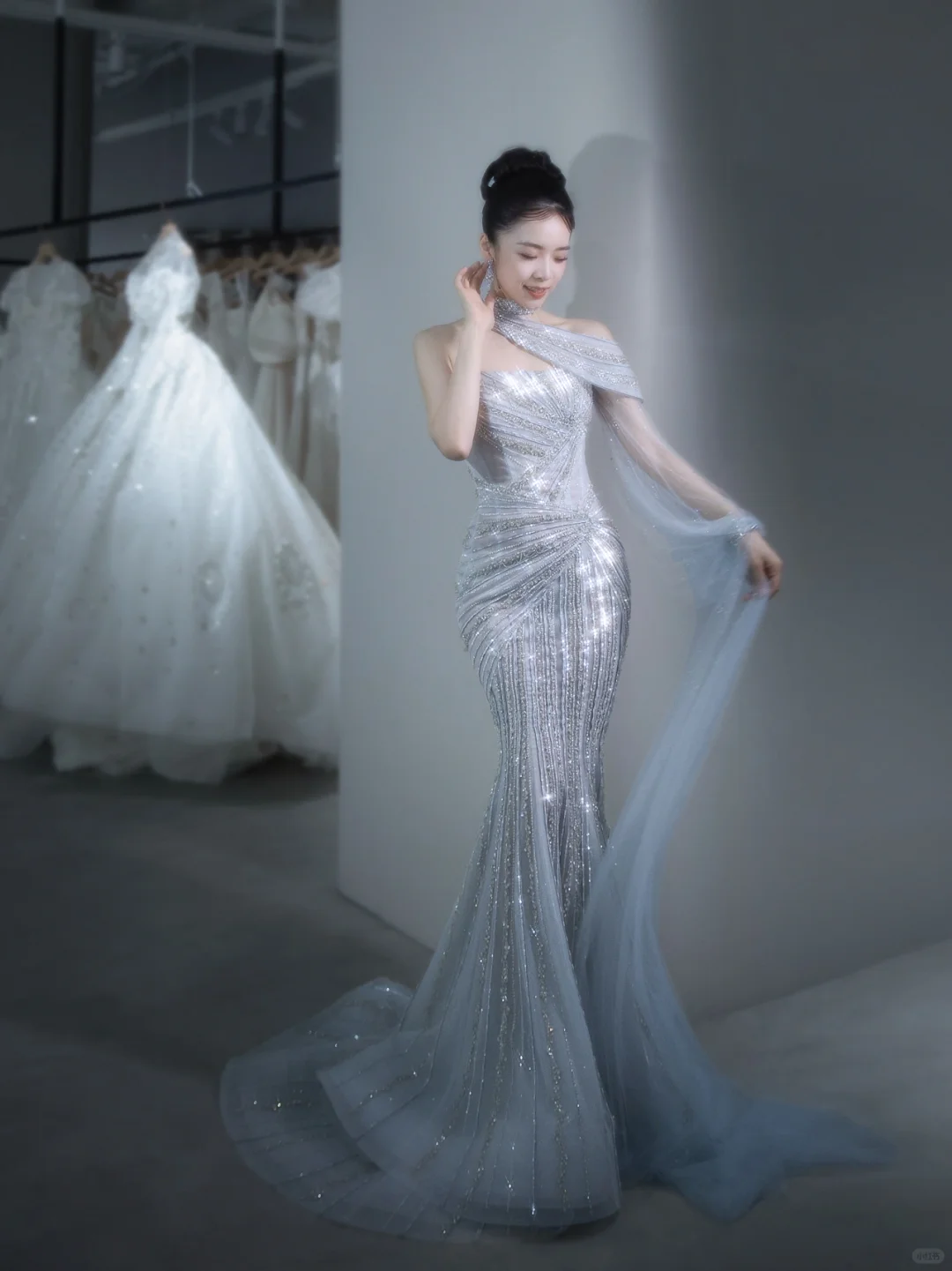 Robe de mariée longue en tulle à paillettes et bretelles style sirène C4129