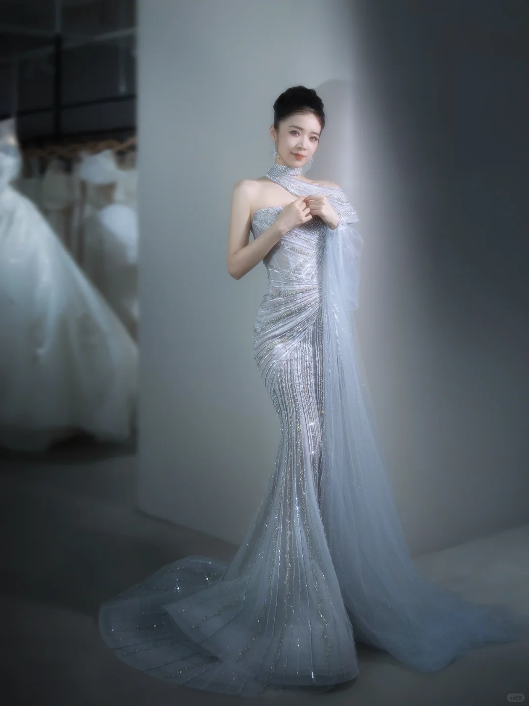 Robe de mariée longue en tulle à paillettes et bretelles style sirène C4129