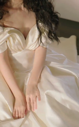 Robe de mariée longue en satin à épaules dénudées et élégante C4133