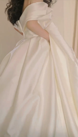 Robe de mariée longue en satin à épaules dénudées et élégante C4133
