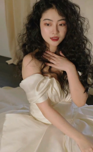 Robe de mariée longue en satin à épaules dénudées et élégante C4133