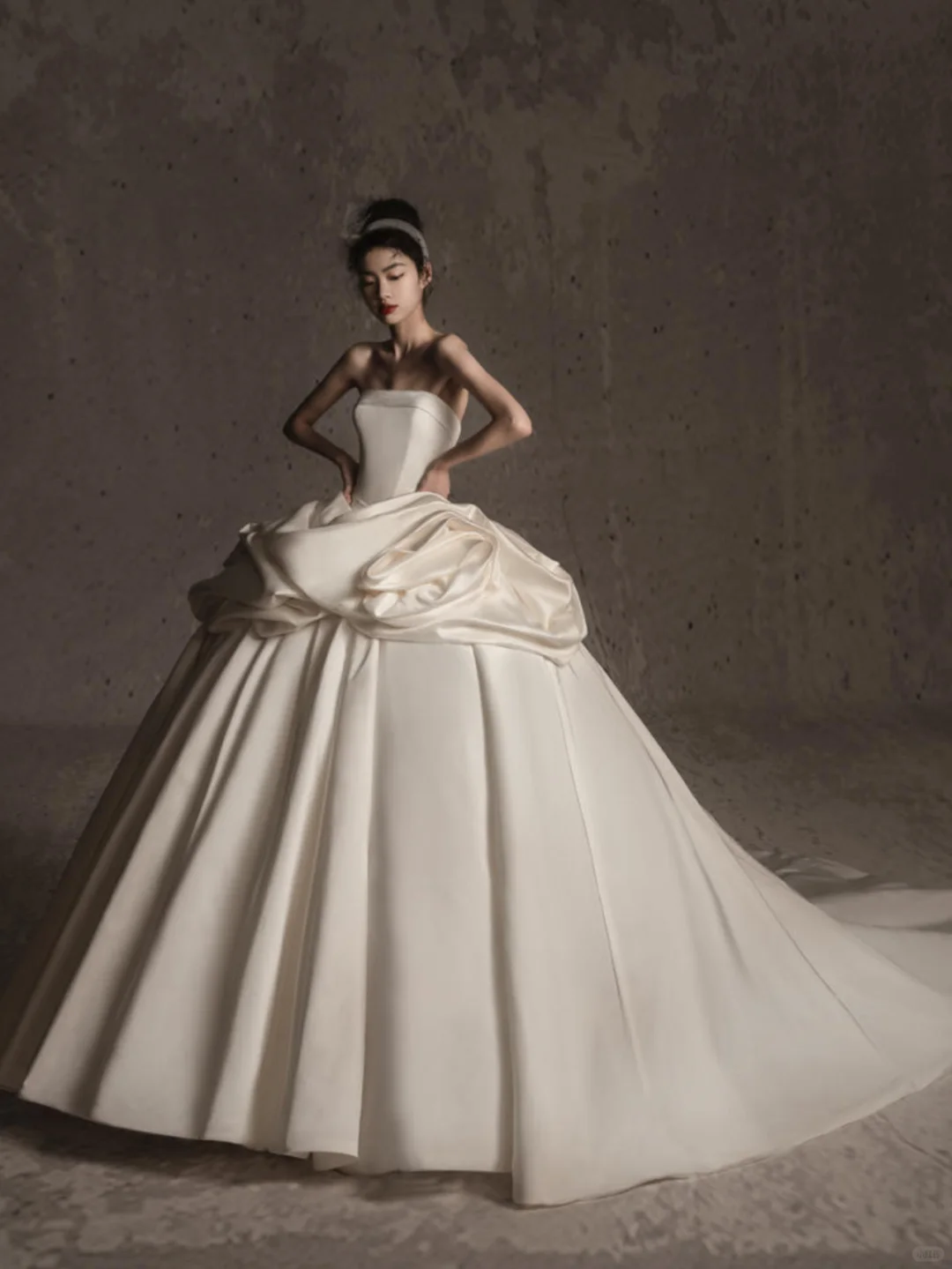 Robe de mariée longue en satin, élégante et bustier, C4134