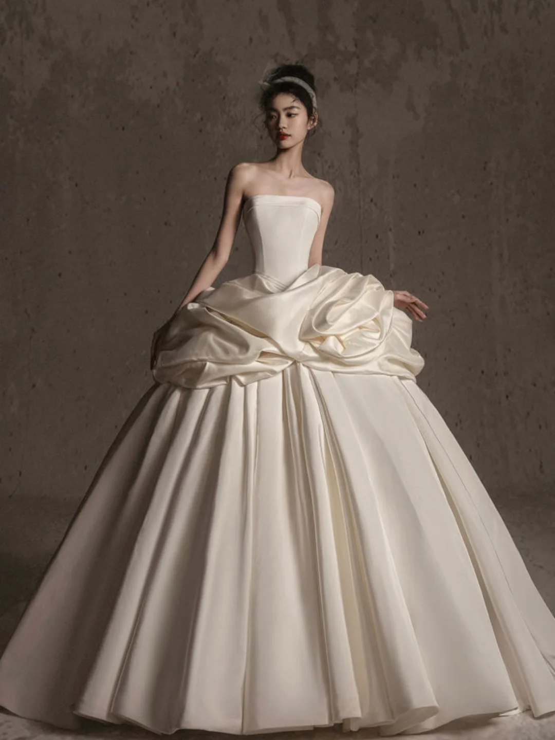 Robe de mariée longue en satin, élégante et bustier, C4134