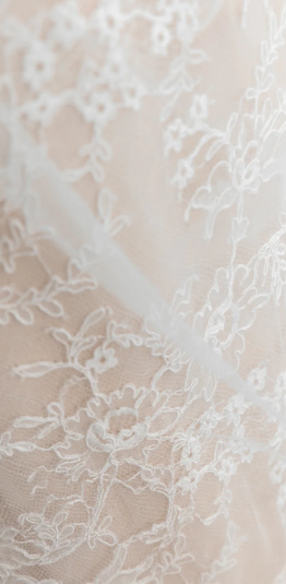 Robe de mariée longue élégante en satin, tulle et dentelle, épaules dénudées, style sirène, C4141