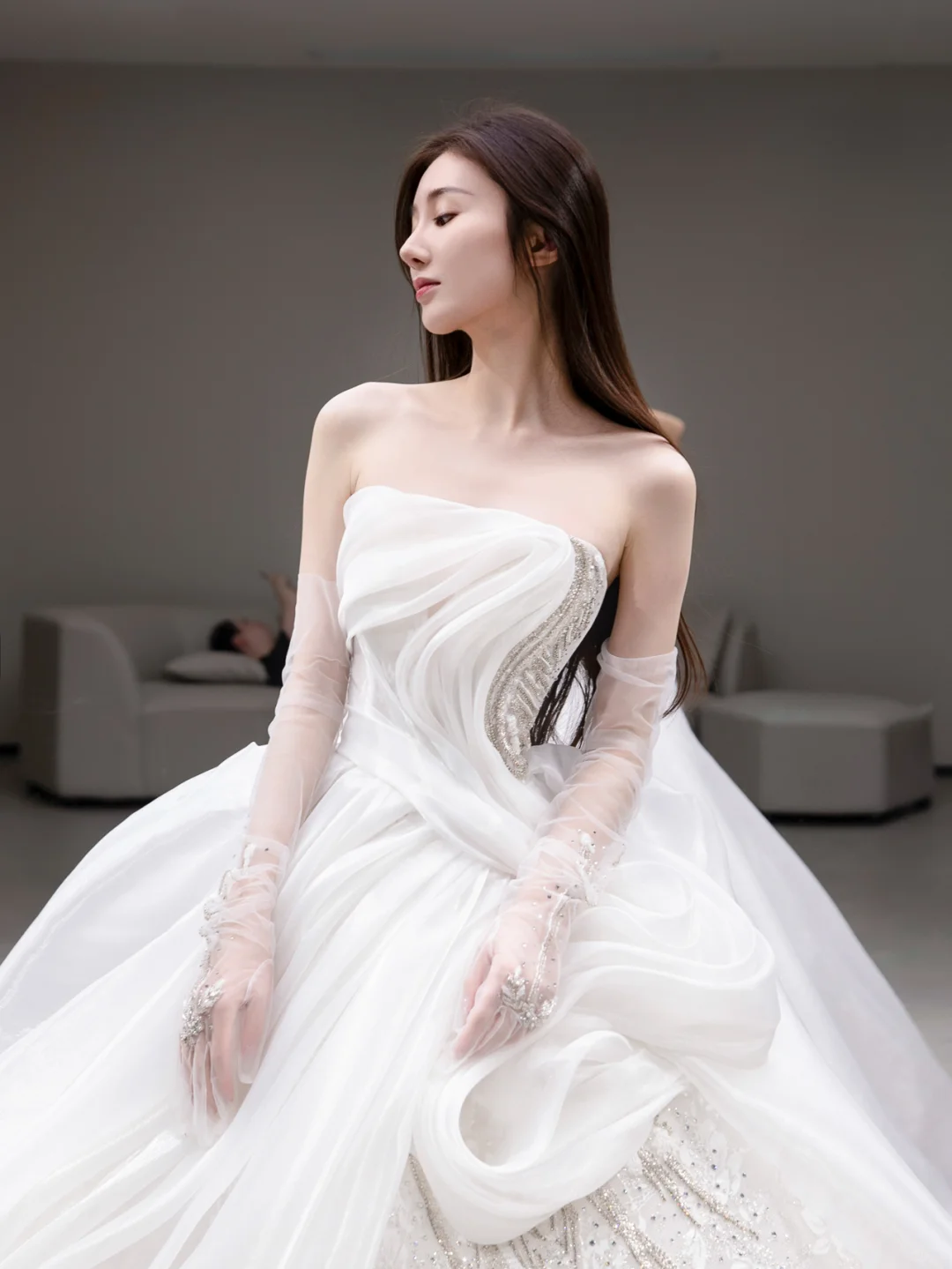Robe de mariée longue blanche élégante, bustier, en satin, mousseline de soie, sequins, perles et gants, C4147