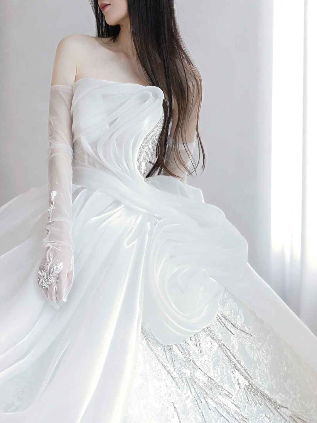 Robe de mariée longue blanche élégante, bustier, en satin, mousseline de soie, sequins, perles et gants, C4147
