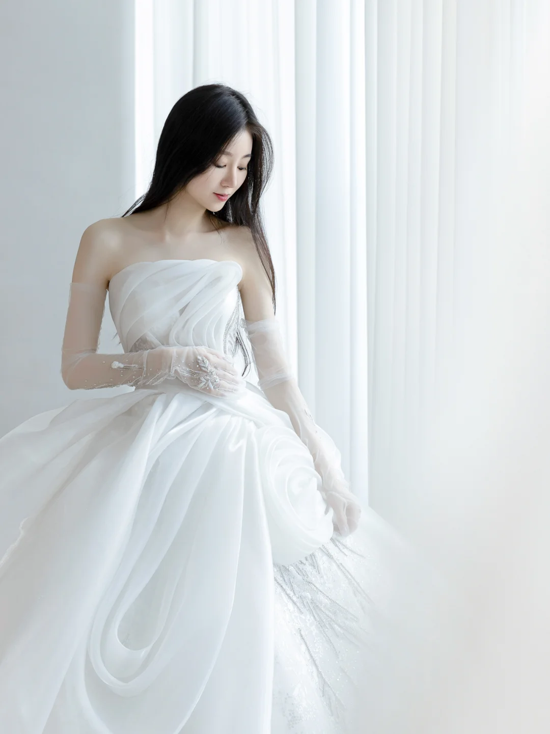 Robe de mariée longue blanche élégante, bustier, en satin, mousseline de soie, sequins, perles et gants, C4147