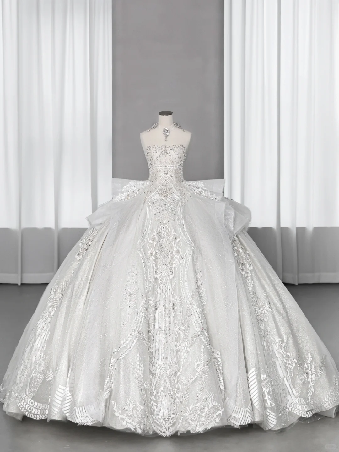 Robe de mariée longue intemporelle, bustier, tulle, dentelle, paillettes et perles, C4148