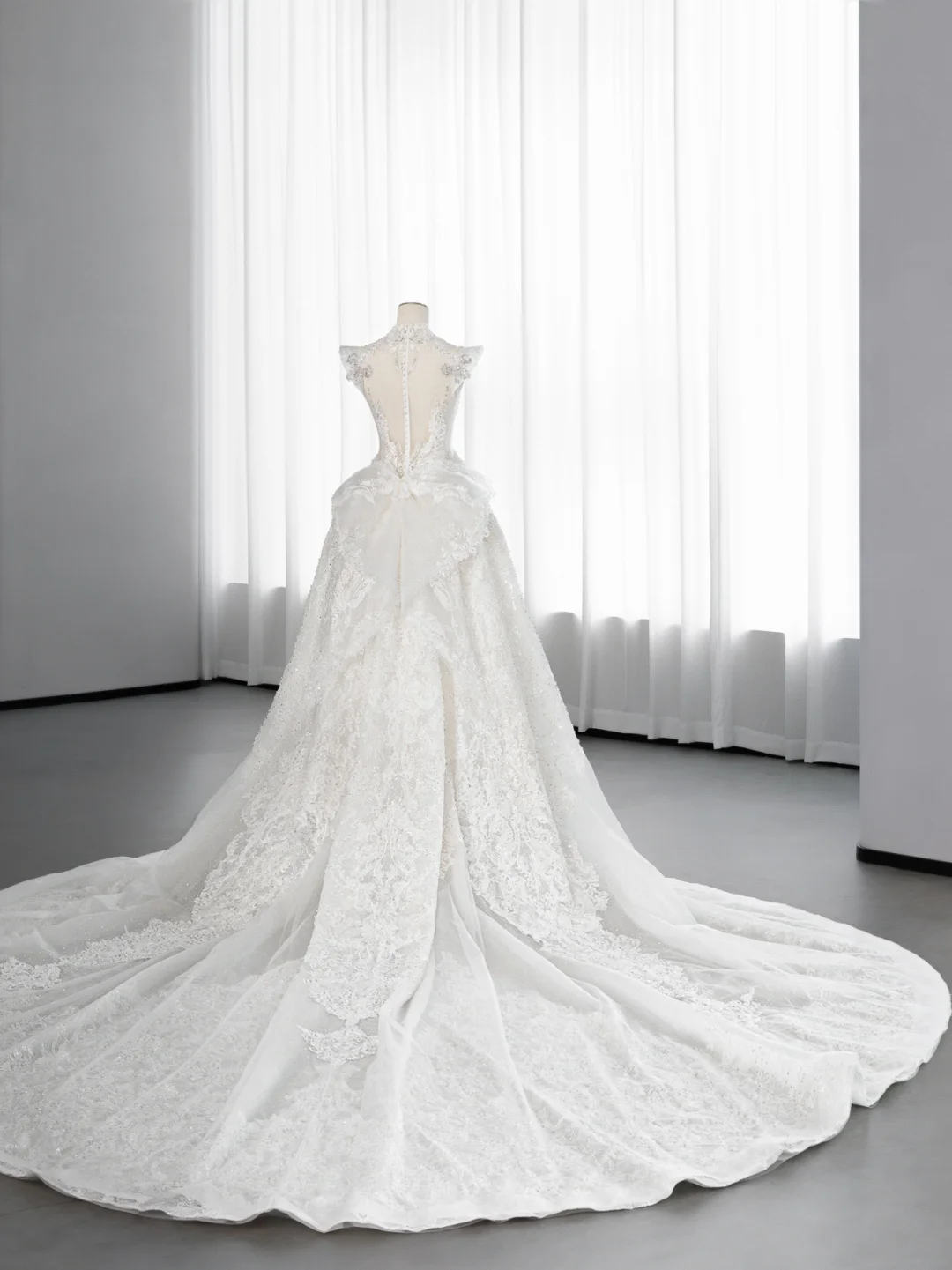Jolie robe de mariée sirène longue en tulle, col en V, paillettes et perles C4150
