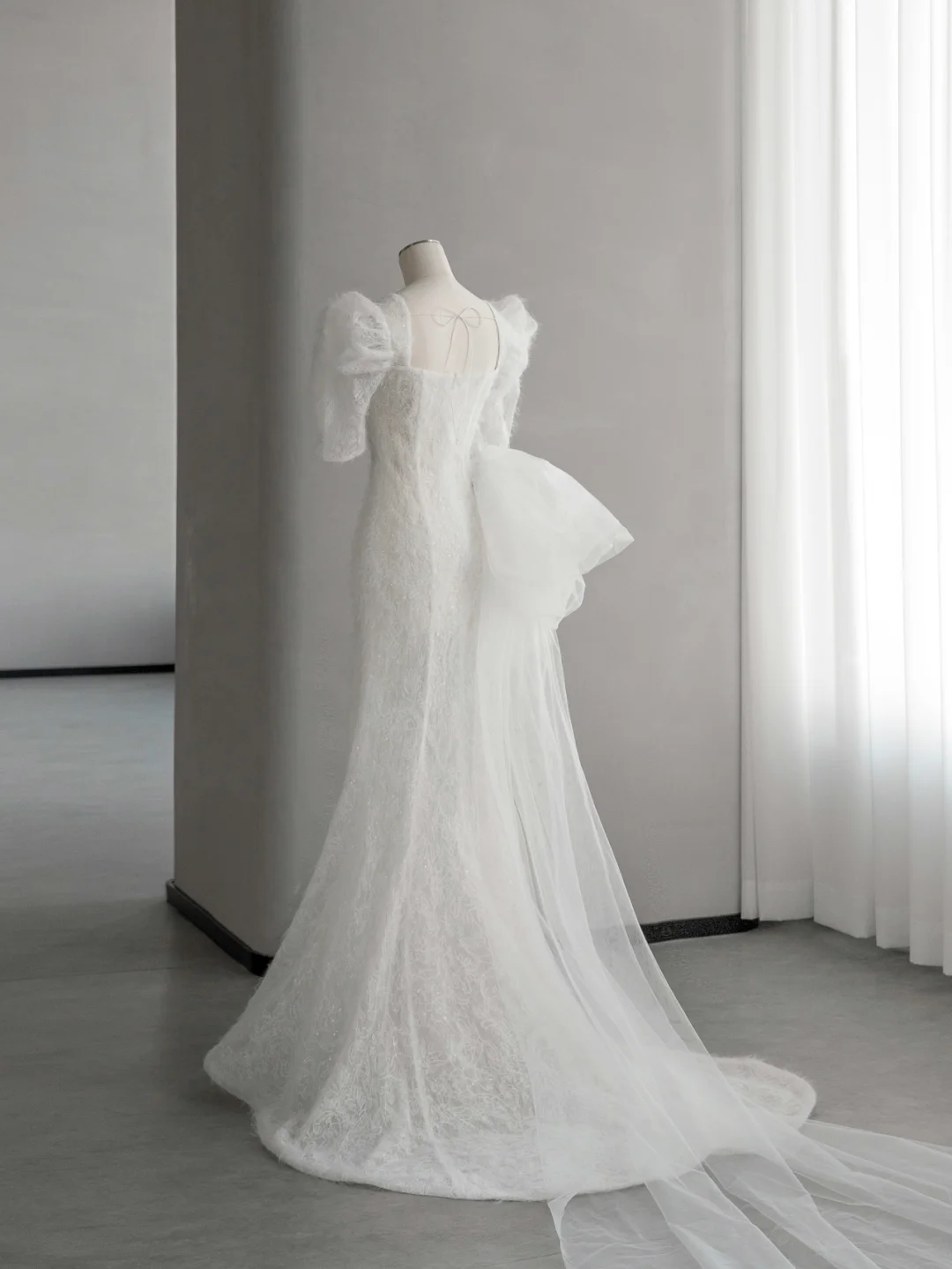 Robe de mariée sirène chic et élégante, en satin, tulle et plumes, manches courtes, longue, C4155