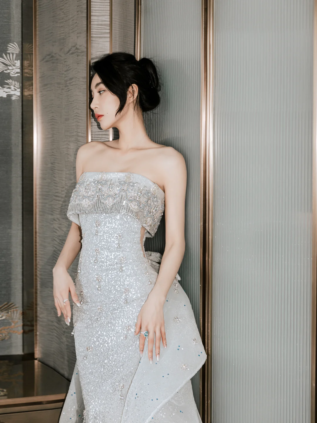 Robe de mariée longue sirène intemporelle sans bretelles en satin à sequins et perles C4160