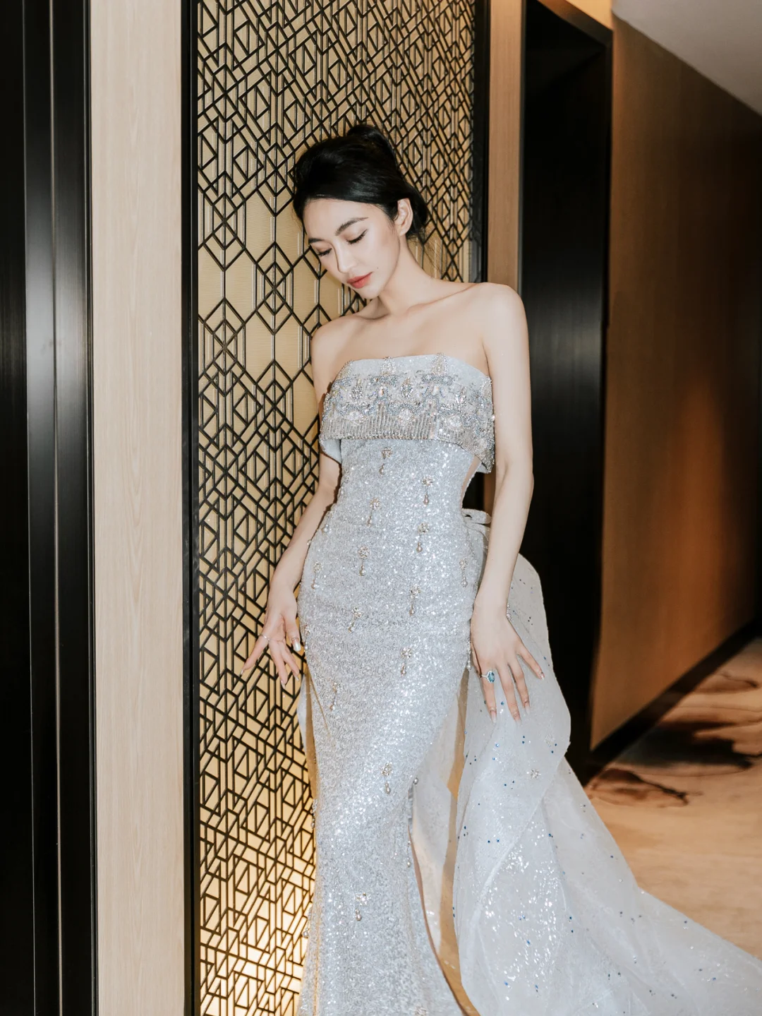 Robe de mariée longue sirène intemporelle sans bretelles en satin à sequins et perles C4160