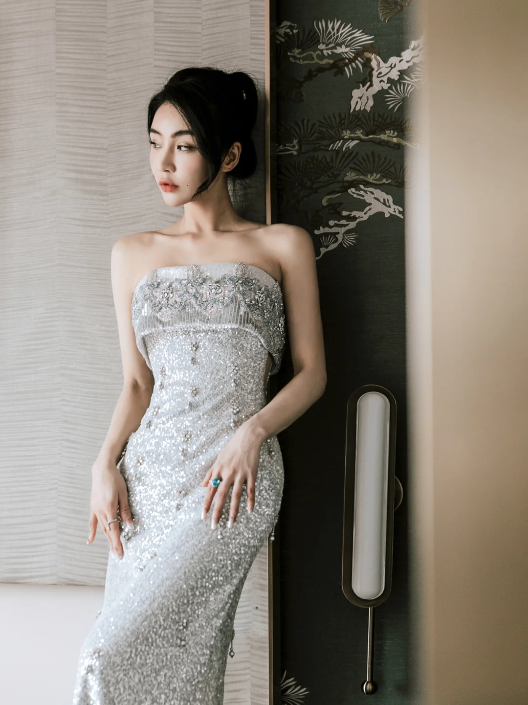 Robe de mariée longue sirène intemporelle sans bretelles en satin à sequins et perles C4160
