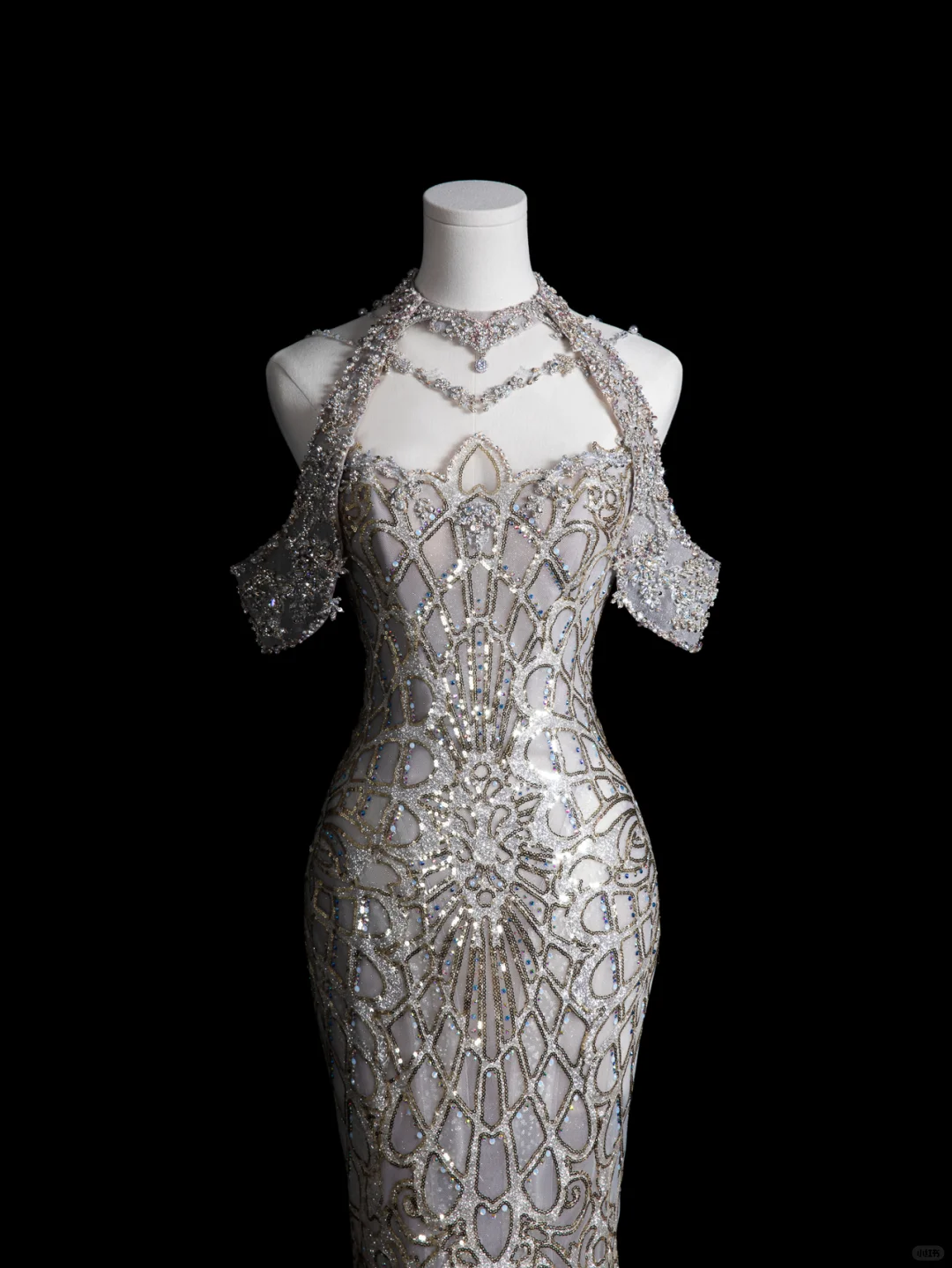 Robe de mariée sirène longue à épaules dénudées et paillettes perlées C4161
