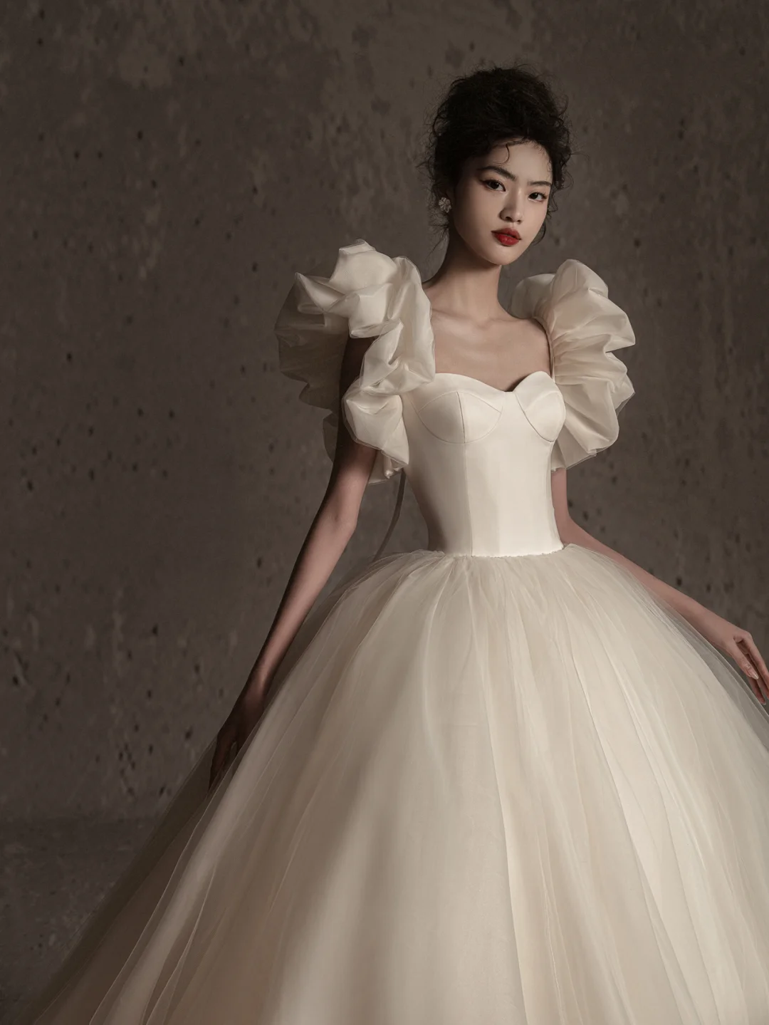 Robe de mariée longue en satin et tulle, décolleté en cœur, style unique, C4165