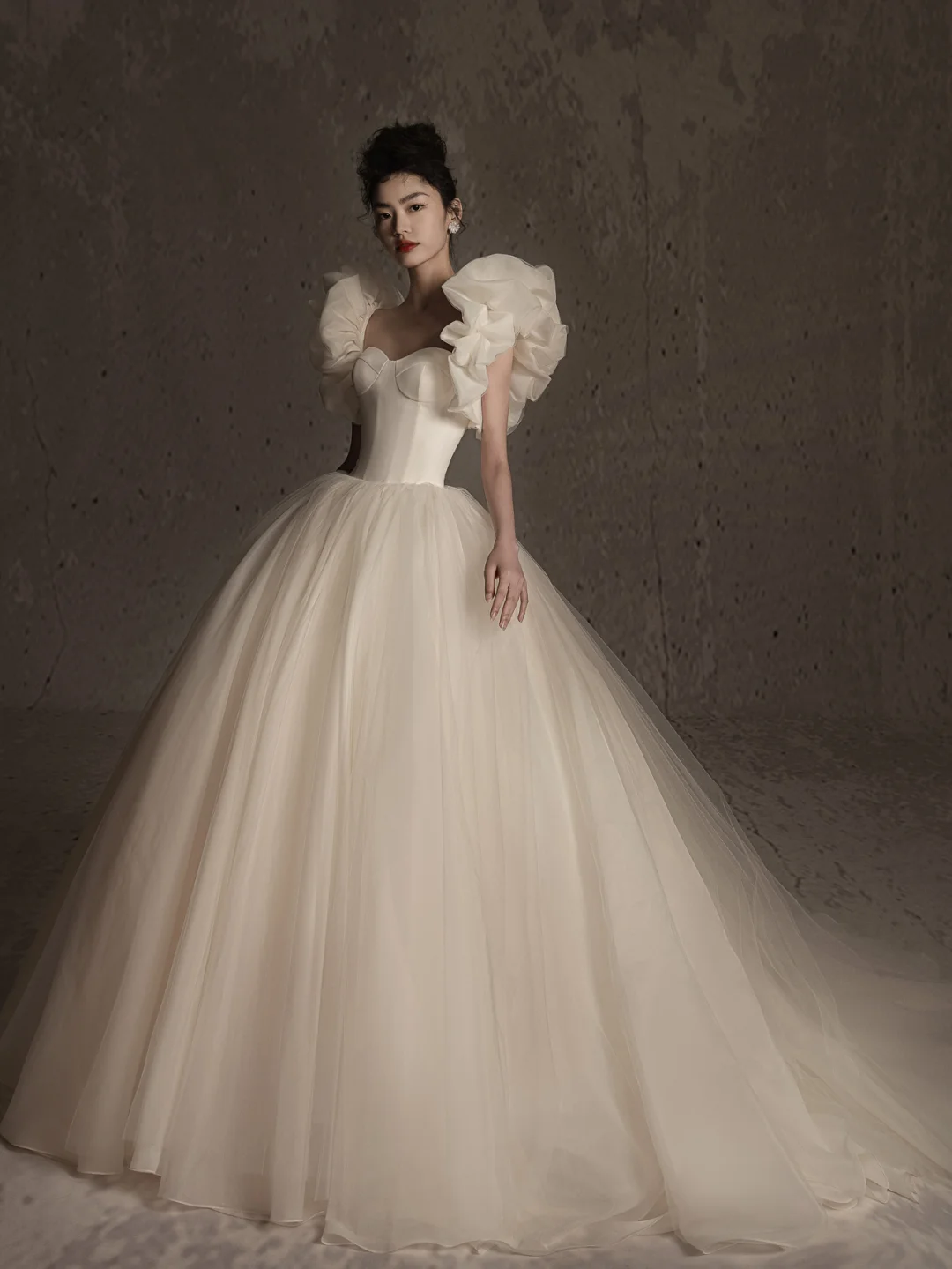 Robe de mariée longue en satin et tulle, décolleté en cœur, style unique, C4165