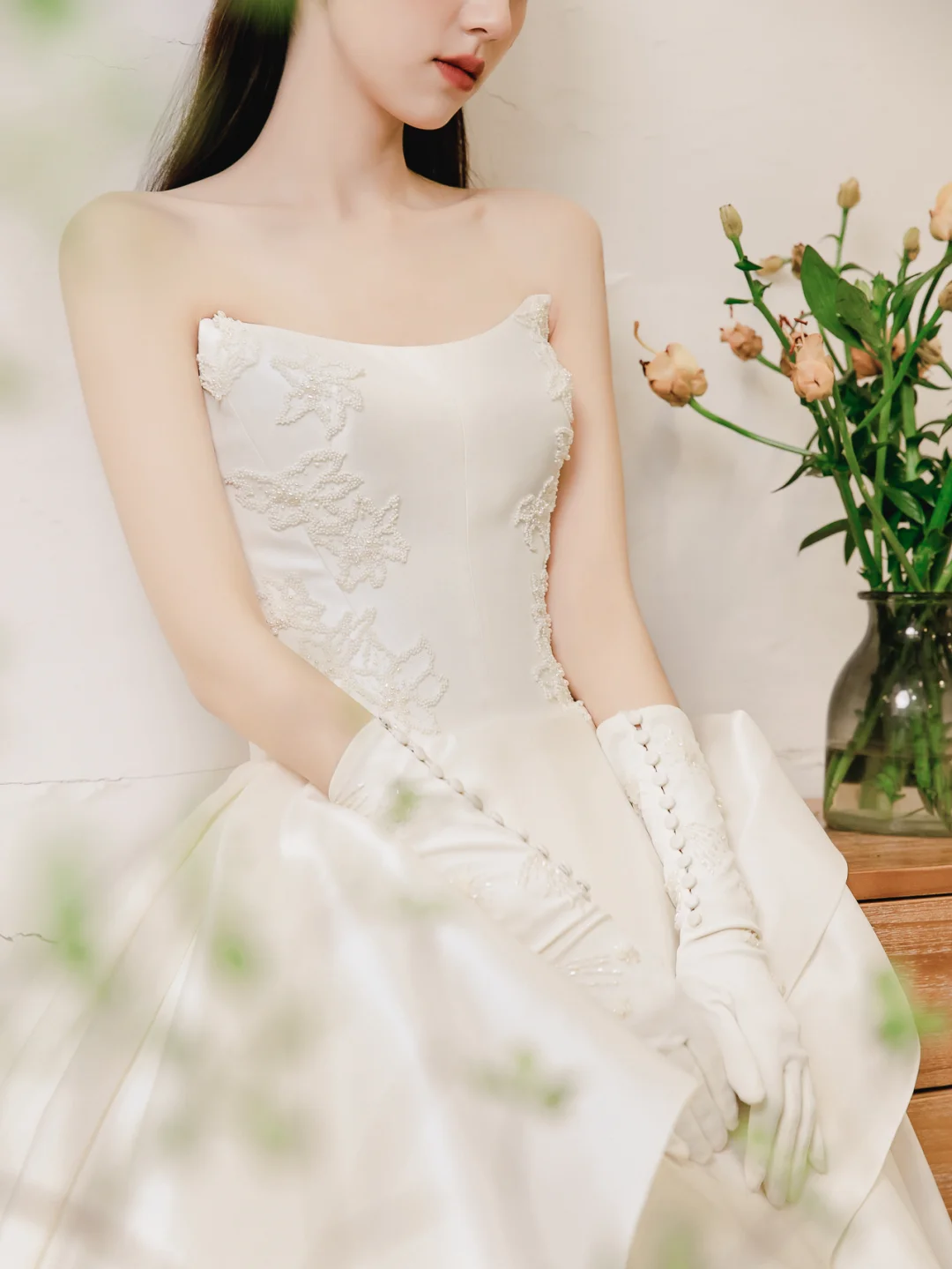 Robe de mariée élégante en satin, sans bretelles, avec des appliques et des gants, longue, C4172