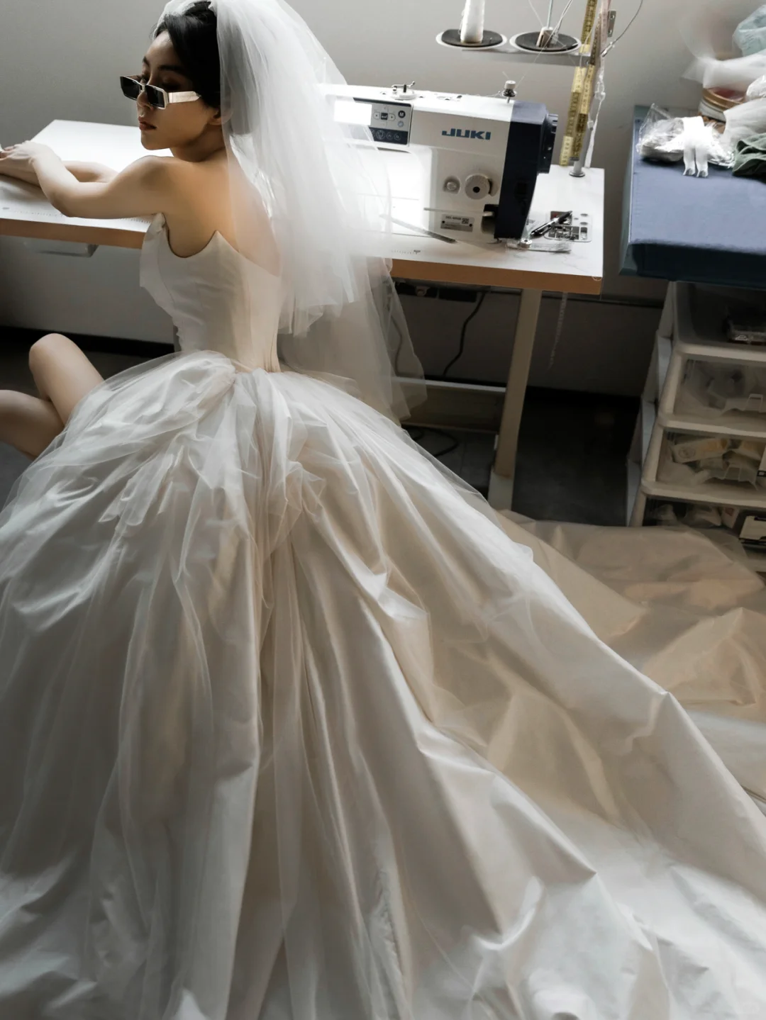 Robe de mariée longue en satin et tulle, sans bretelles, style robe de bal chic, fendue, C4176