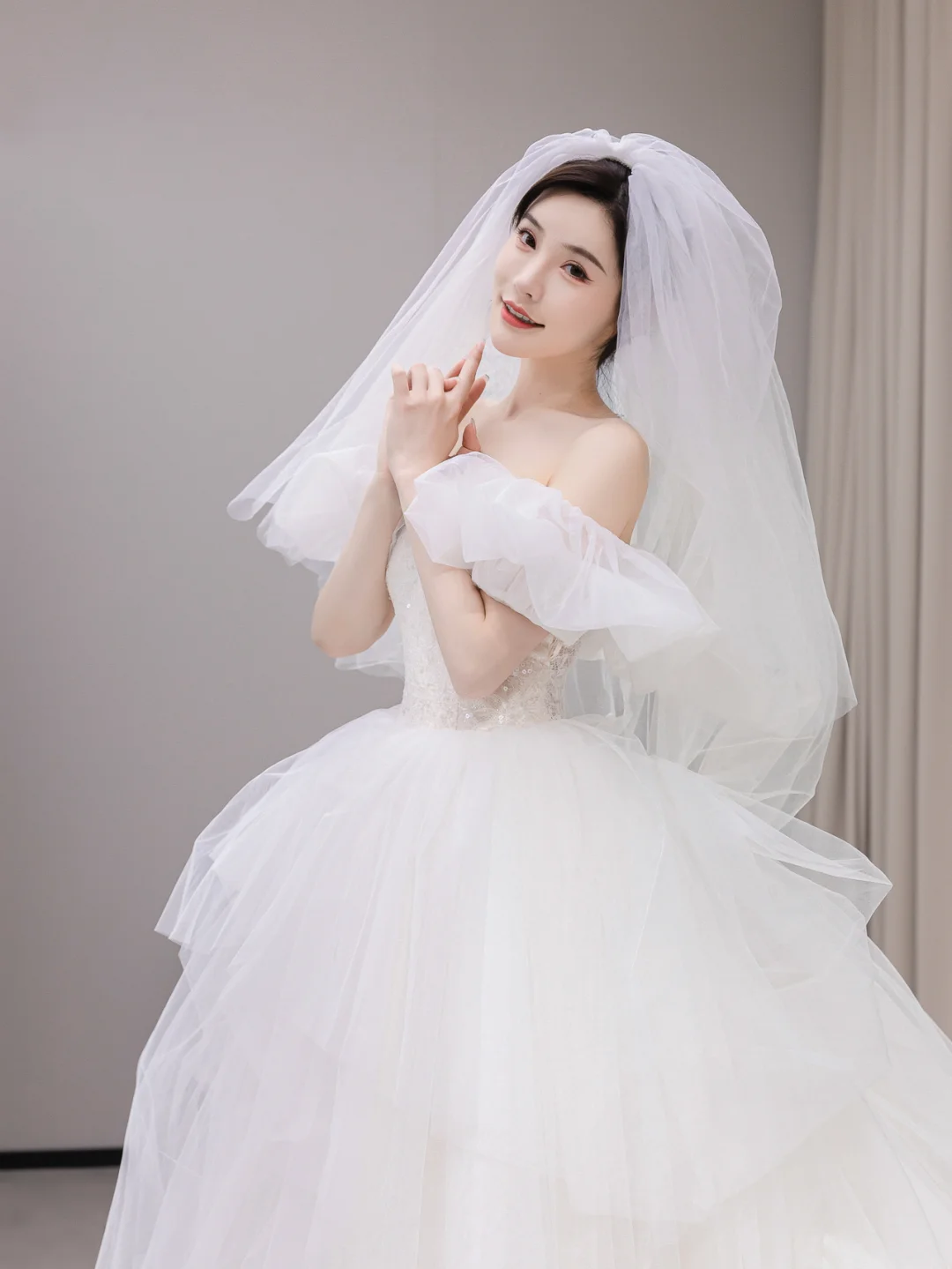Robe de mariée longue élégante en tulle à épaules dénudées et voile C4184